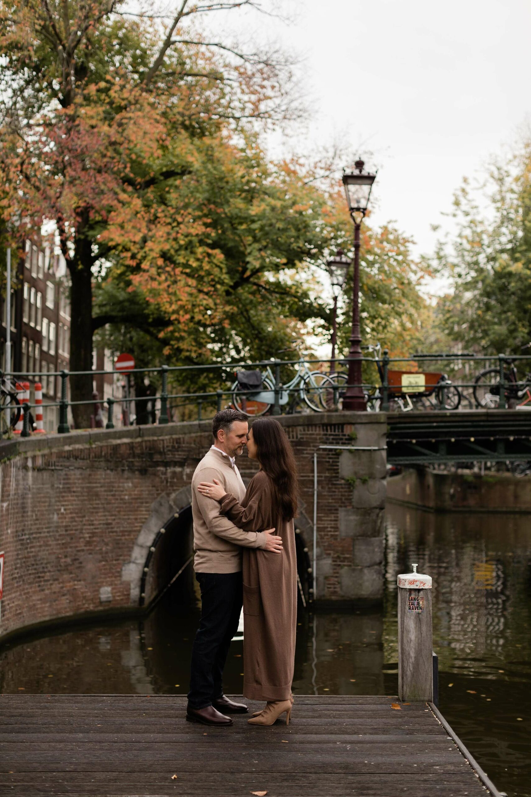 alt="romantic couples photoshoot in Amsterdam"