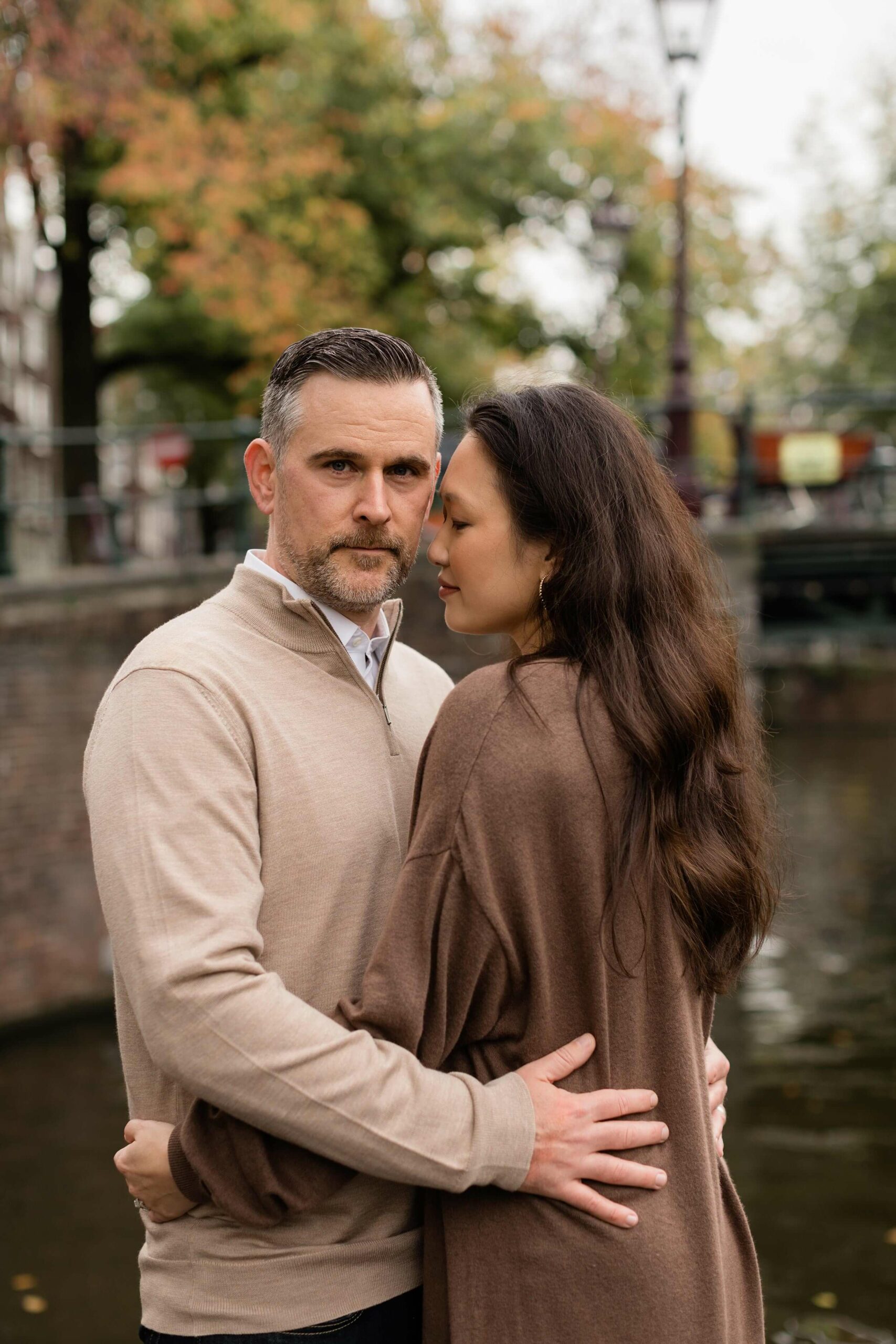alt="romantic city photography session in Amsterdam"