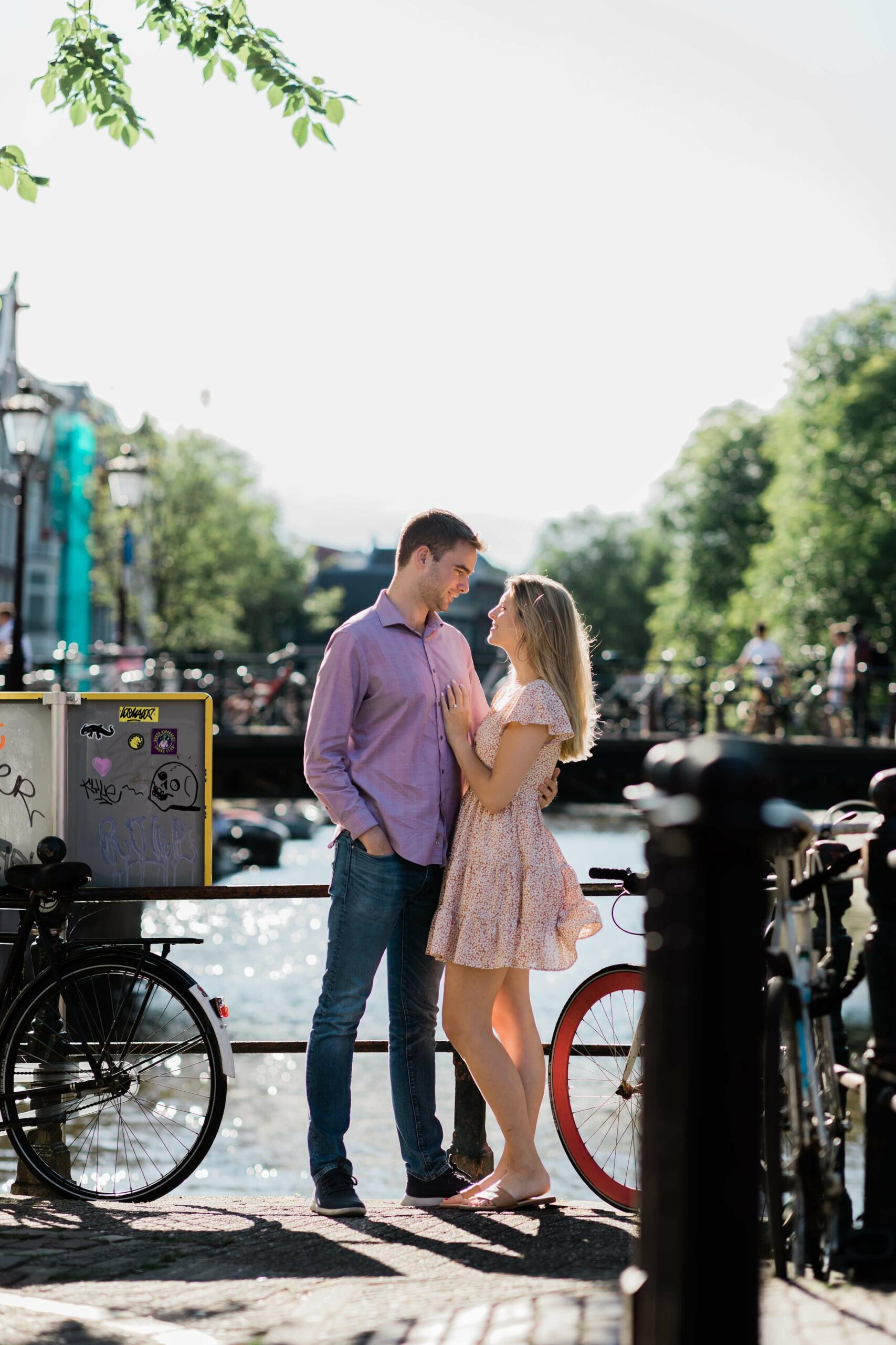 alt="Summer engagement couples photoshoot in Amsterdam Brouwersgracht"