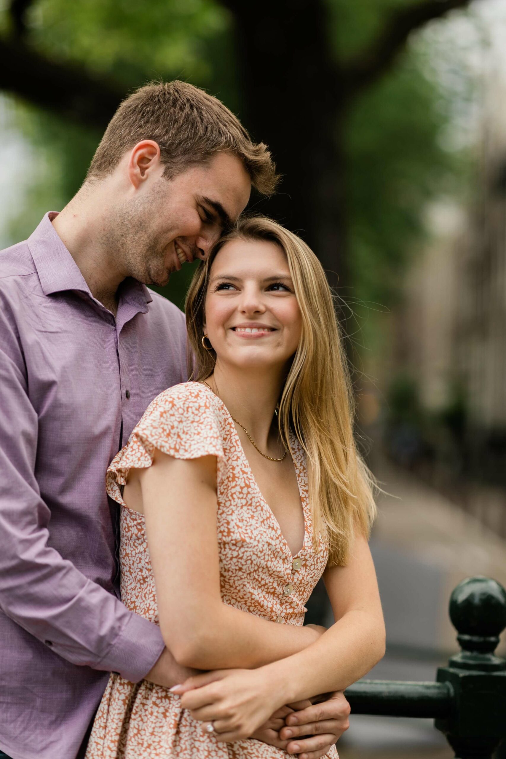 alt="Summer engagement couples photoshoot in Amsterdam Brouwersgracht"