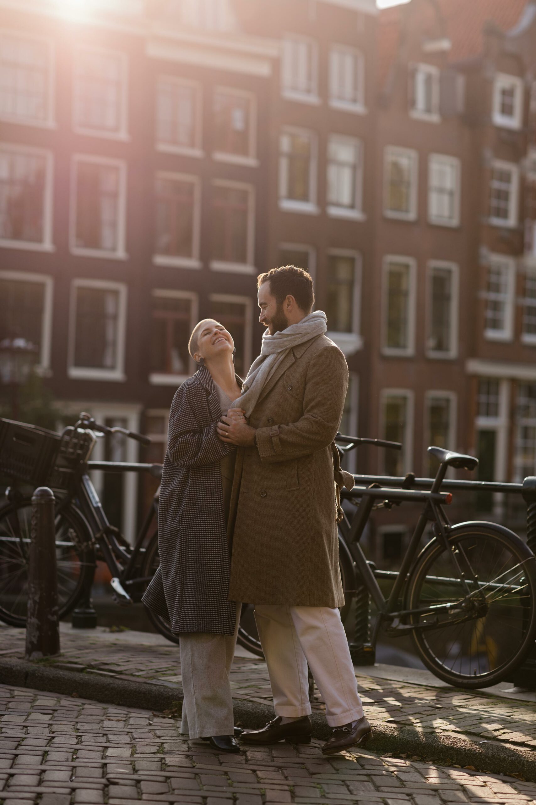 alt="beautiful couple dance on the canal bridge of Amsterdam"