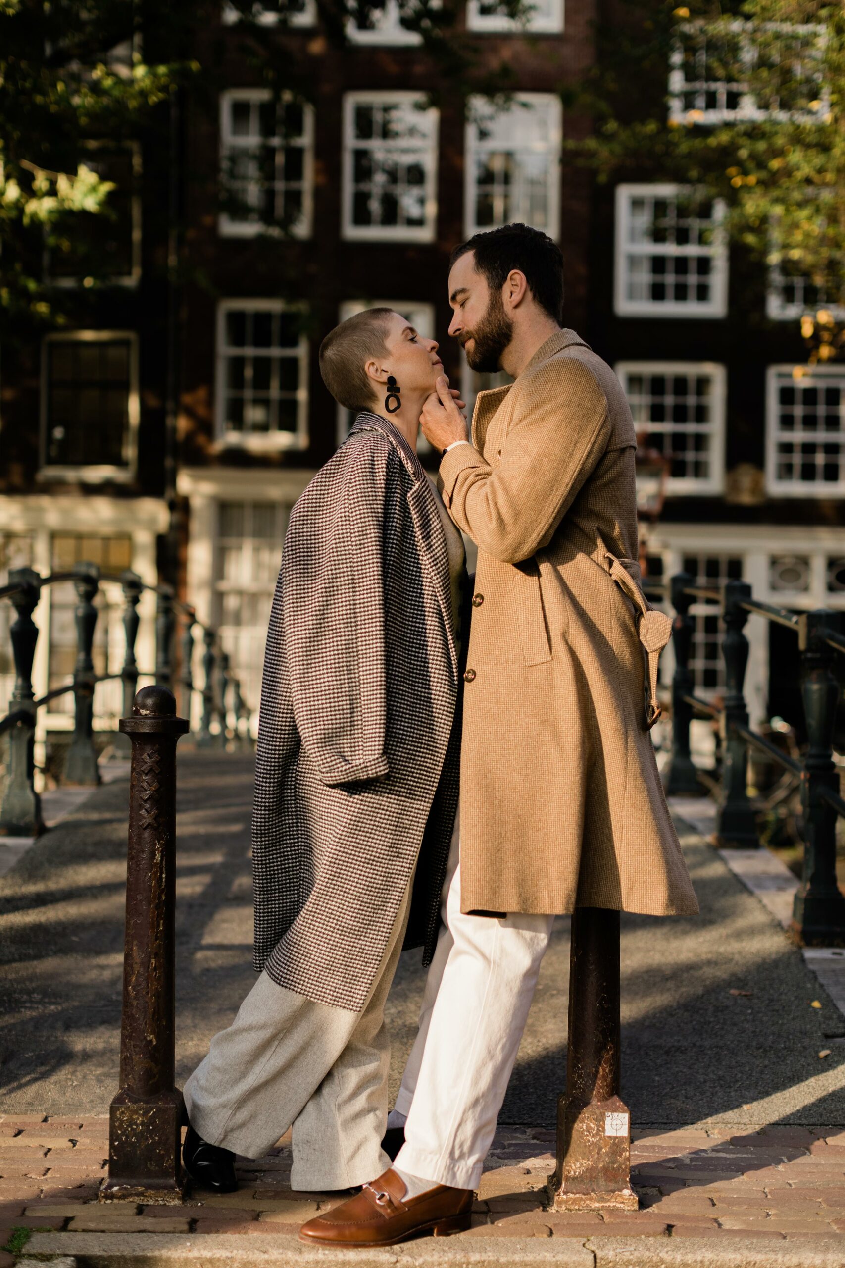 alt="beautiful couple have a tender moment in Amsterdam during golden hour"