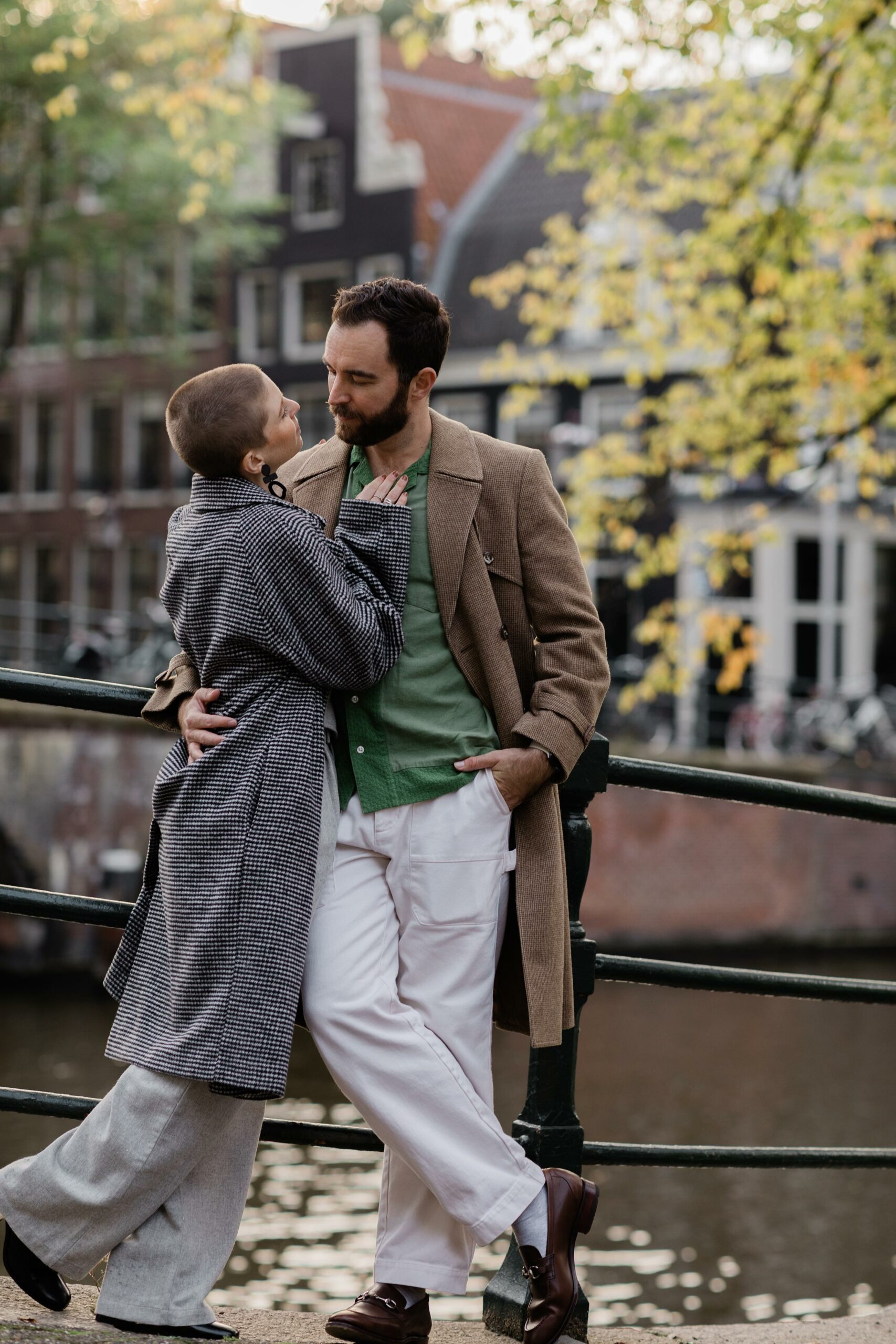 alt="beautiful couple by Amsterdam canal on Brouwersgracht"