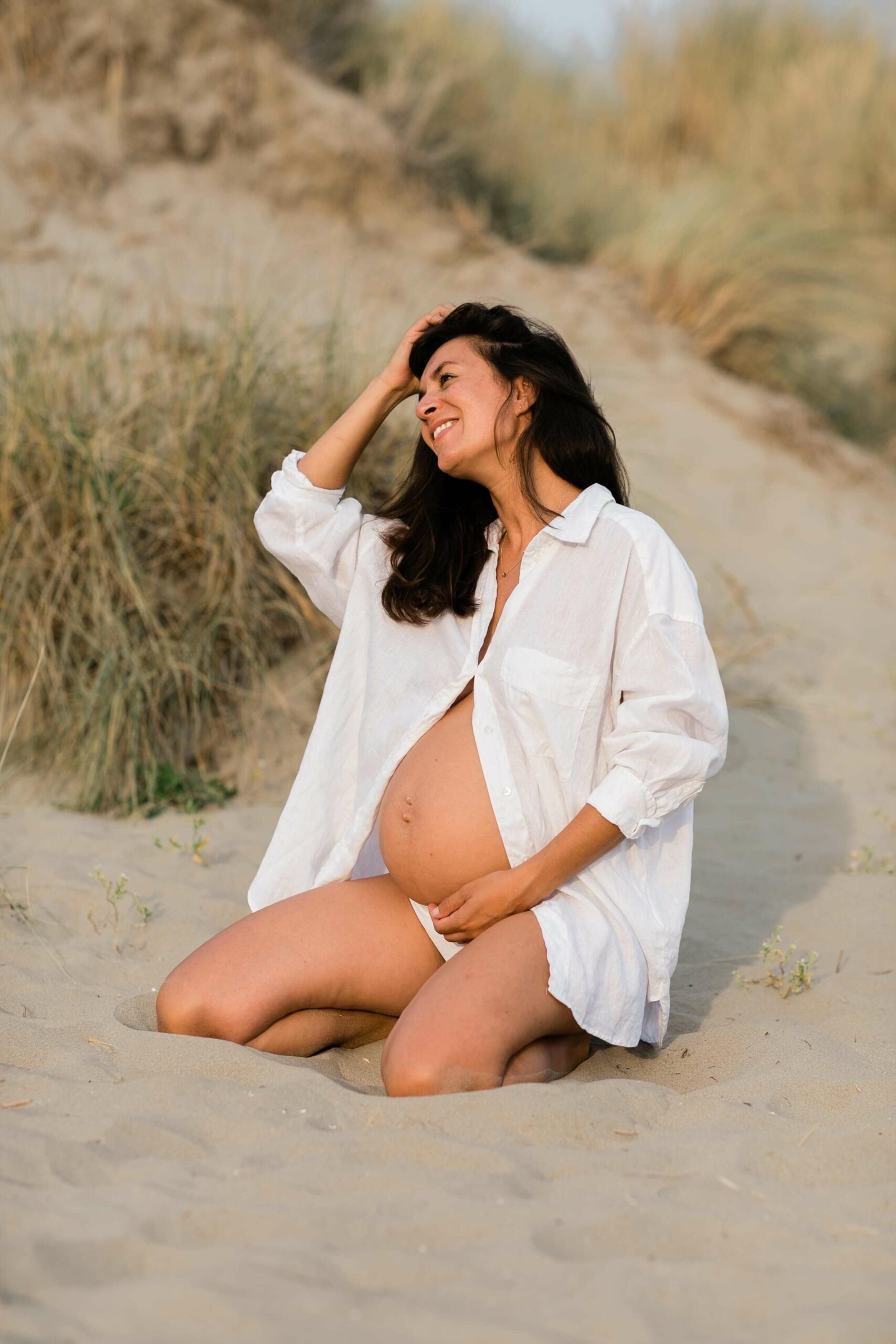 alt="tranquil maternity portrait session at golden hour in Zandvoort, Netherlands"