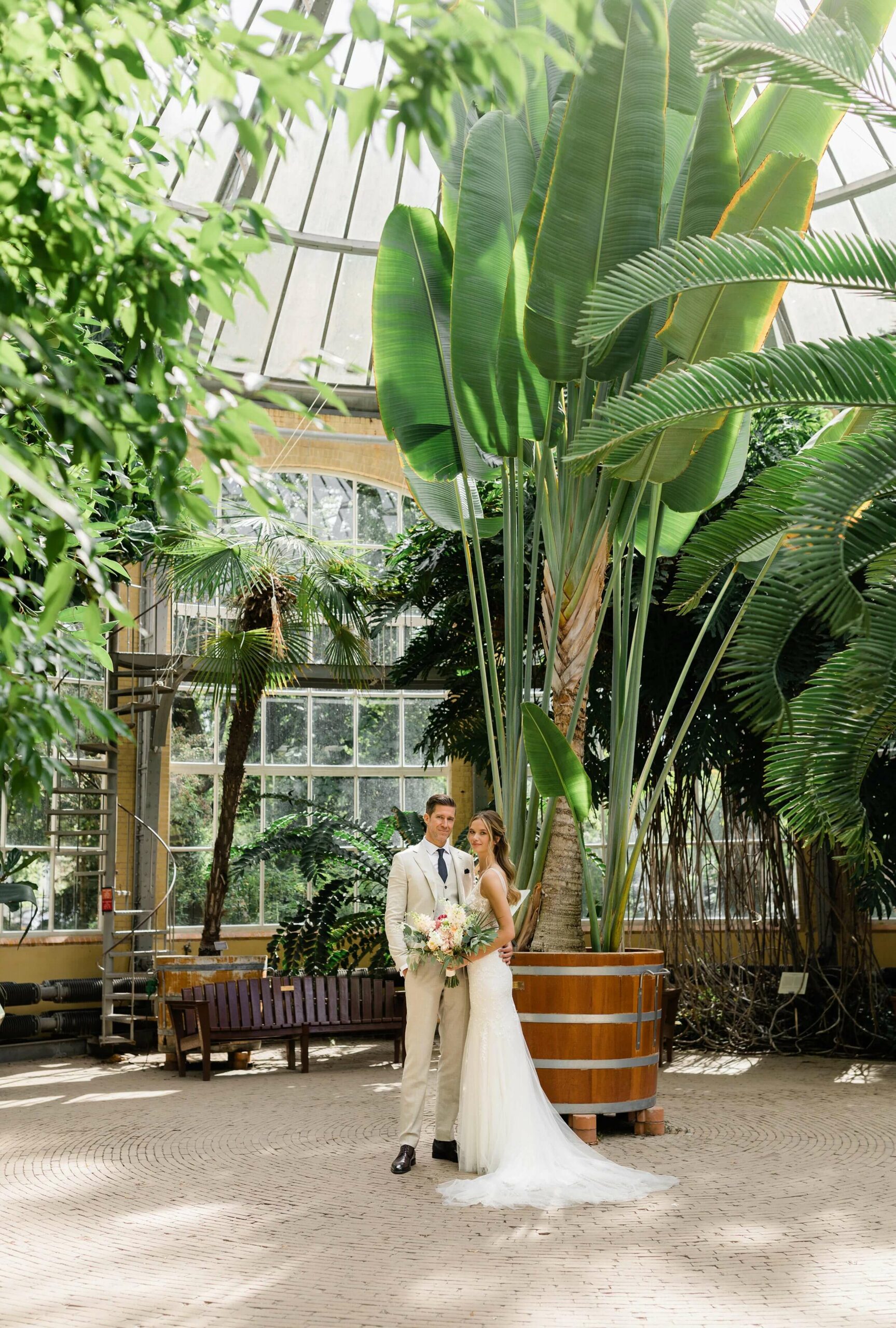 alt="summer wedding in de Hortus in Amsterdam couple portrait Palm Greenhouse"