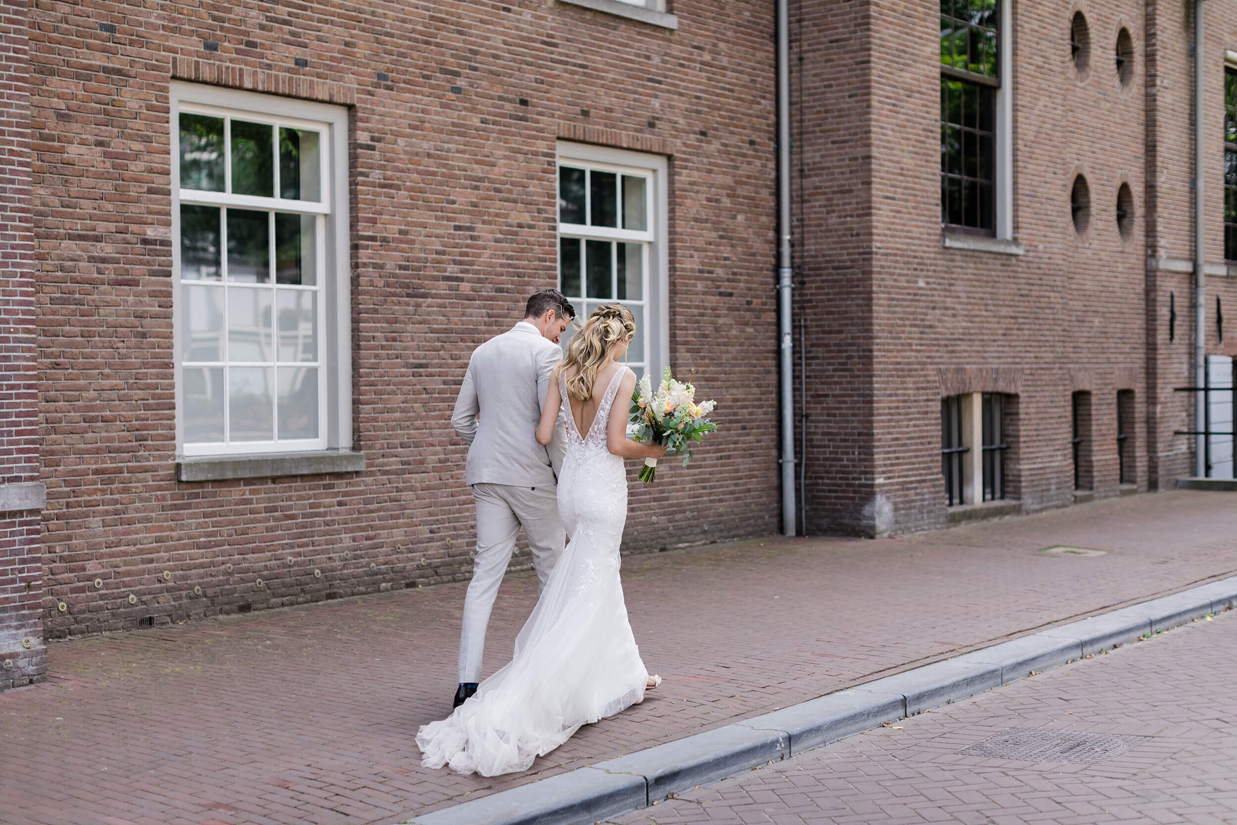 alt="summer wedding in Amsterdam walking towards river Amstel"
