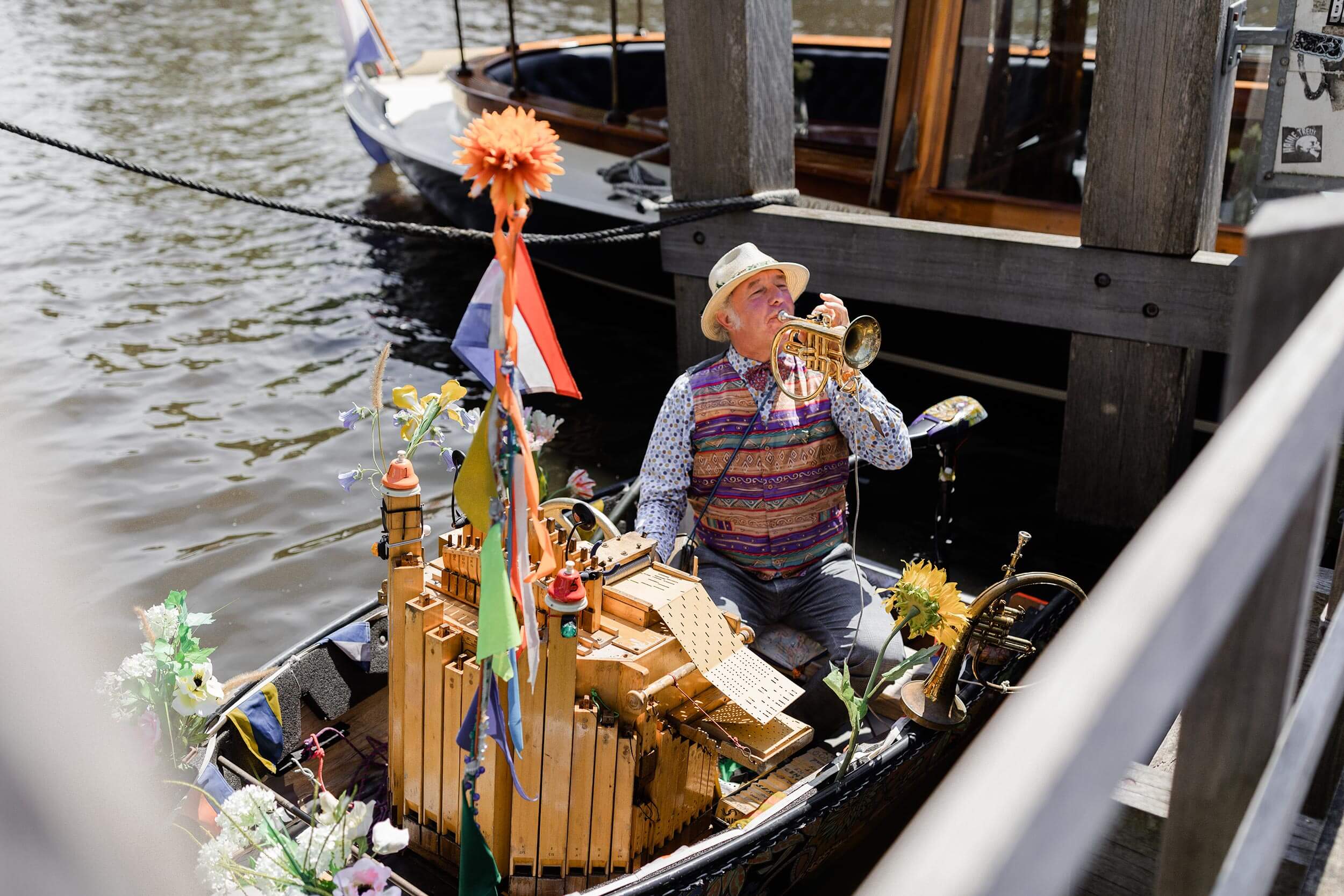 alt="summer Amsterdam wedding with music from muziekboot on the river Amstel"