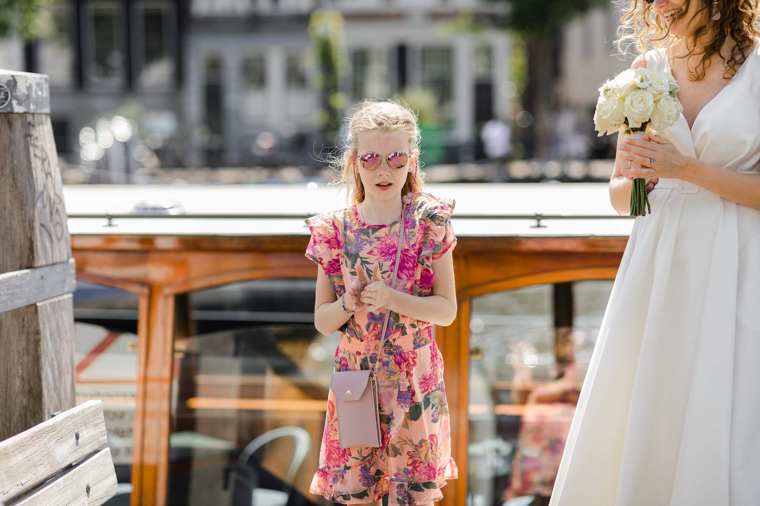 alt="summer Amsterdam wedding canal boat pulling up to pulitzer hotel"